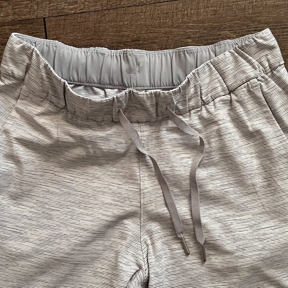 Lululemon On The Fly Pant Vertical Pinstripe Heather Grey/White Size 6 Luxtreme - Picture 3 of 14